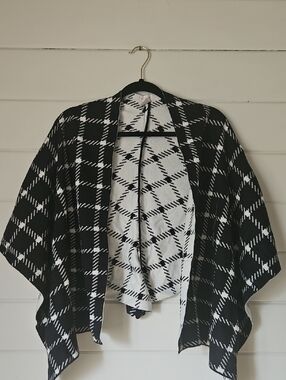 NWOT Top It Off Black & White Plaid Sweater Cape (OS)